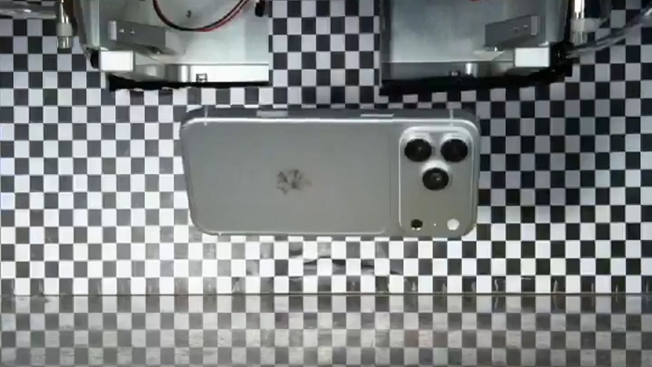 iphone 18 pro - ilustrasi berita Video Drop Test Bocorkan Desain iPhone 18 Pro, Klaim 'Easily the Biggest Leak in…