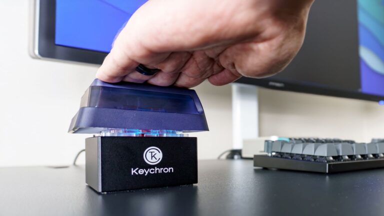 one-key macropad - ilustrasi berita Saya Menambahkan one-key macropad ke Meja: Keychron Q0 Mini 8K Action Key Jadi…