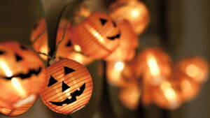kabel usb halloween - ilustrasi berita Kabel USB Halloween yang Menyala: Dari Isi Daya Jadi Dekorasi Seram