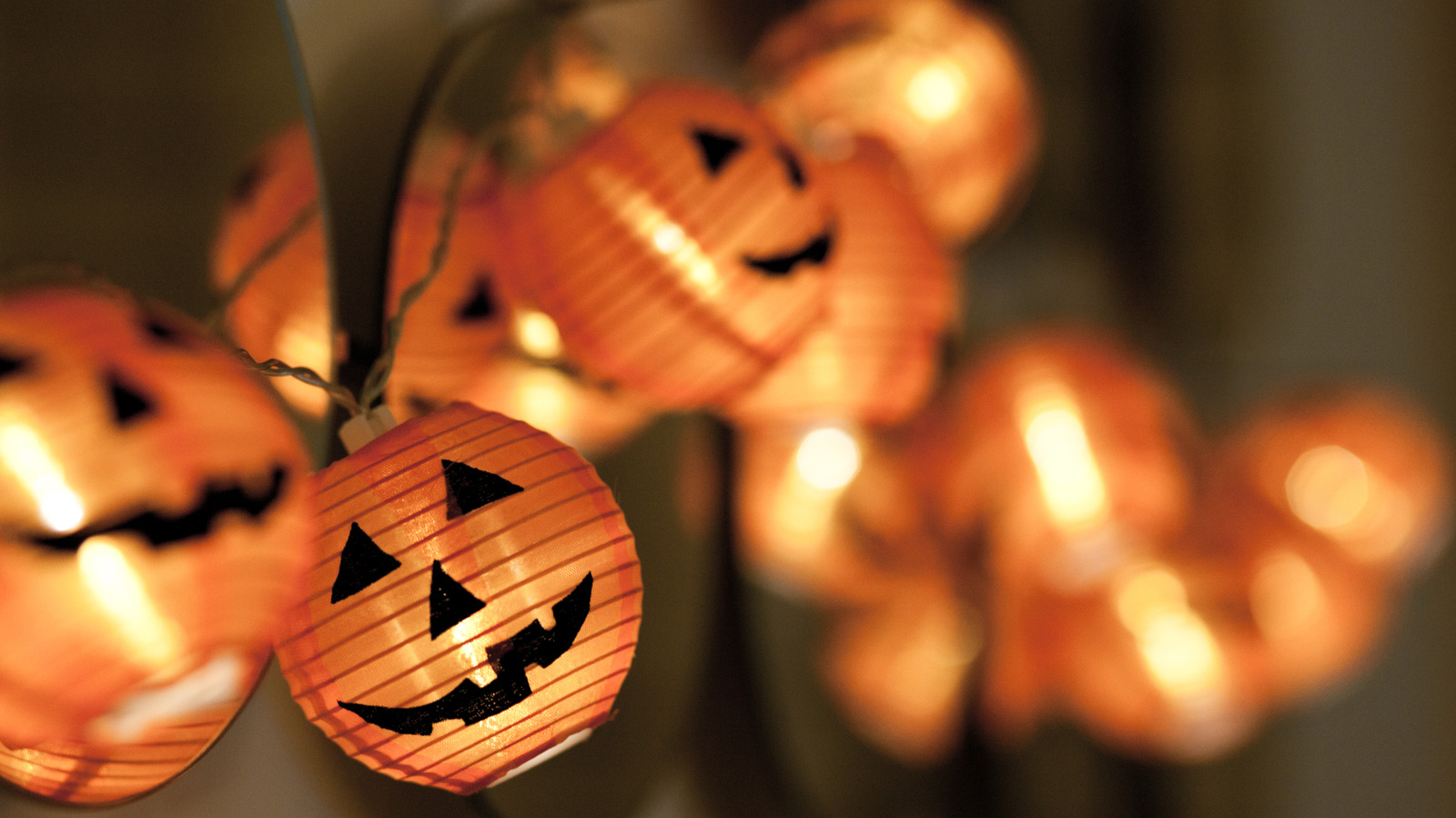 kabel usb halloween - ilustrasi berita Kabel USB Halloween yang Menyala: Dari Isi Daya Jadi Dekorasi Seram