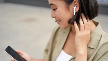 10 tahun airpods 10 Tahun AirPods, Gadget yang Membawa Tren TWS 10 tahun airpods - ilustrasi berita 10 Tahun AirPods, Gadget yang Membawa Tren TWS