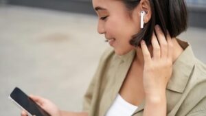 airpods tws - ilustrasi berita 10 Tahun AirPods TWS: Gadget yang Membawa Tren dan Mengubah Industri Audio