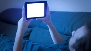 blue light - ilustrasi berita Permintaan Teks Sumber untuk Artikel: 4 Alasan Blue Light dari Gadget Bisa Memicu…