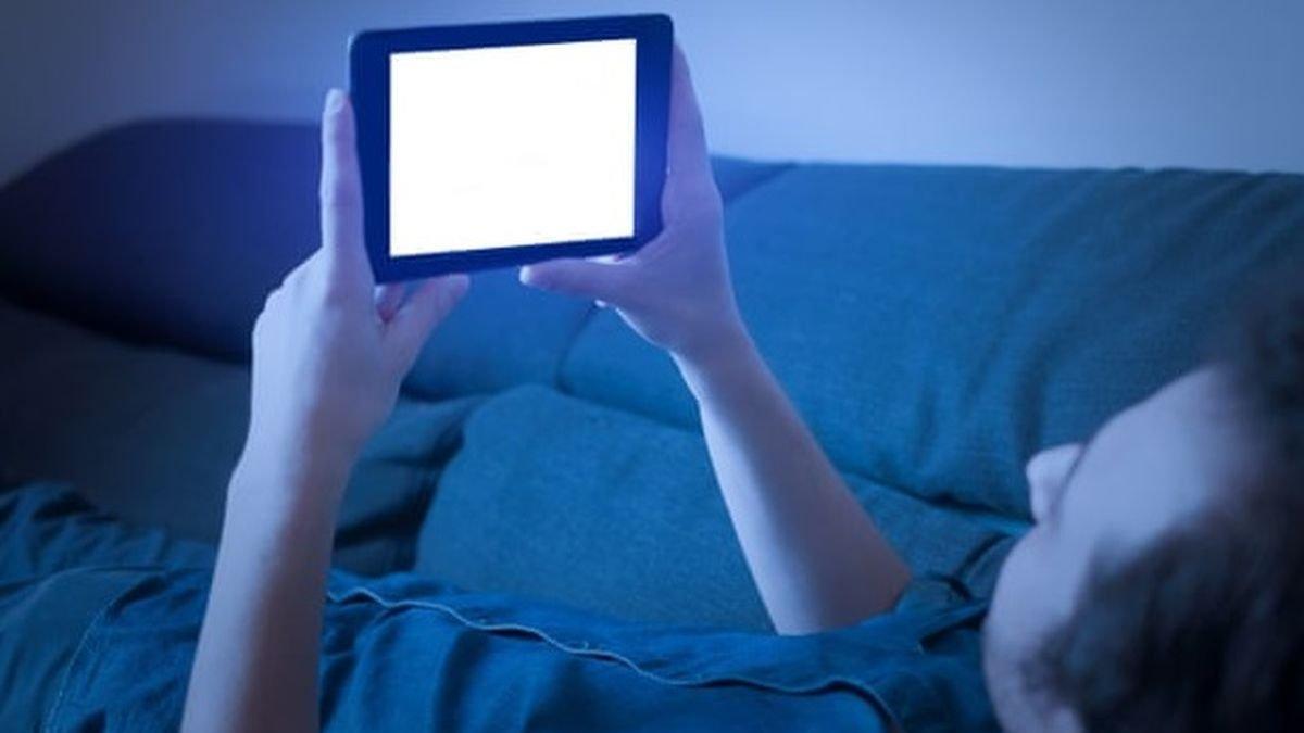 blue light - ilustrasi berita Permintaan Teks: 4 Alasan Blue Light dari Gadget Bisa Memicu Penuaan Dini